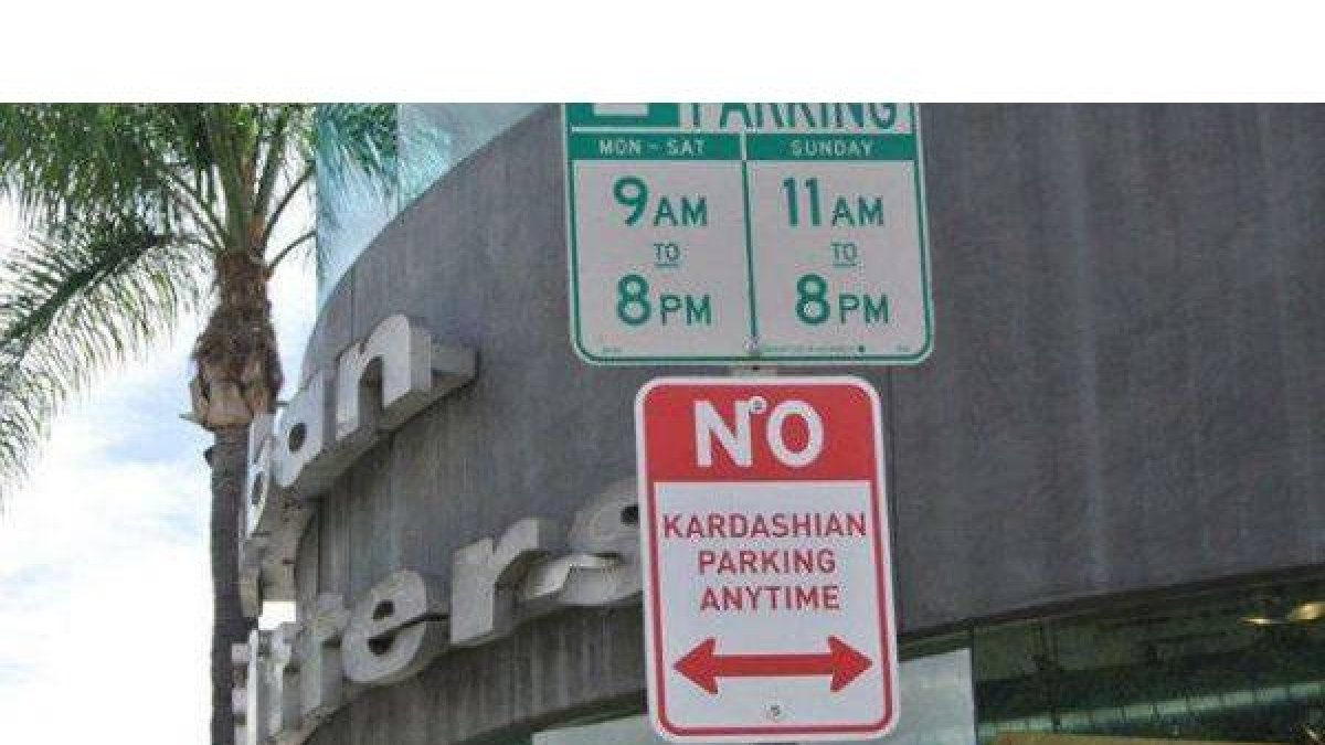 Una de las señales falsas de tráfico que no quieren que aparquen las hermanas Kardashian.-Foto: TWITTER