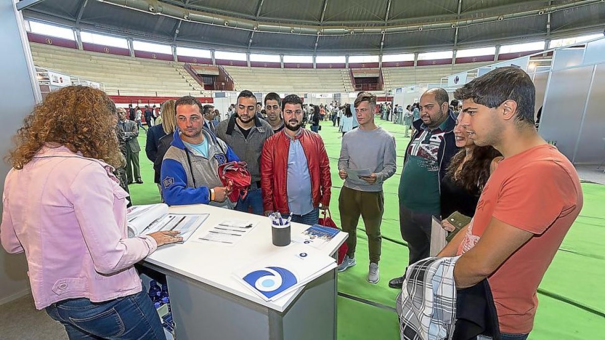 Jóvenes ante el stand de una de las empresas participantes.-PABLO REQUEJO