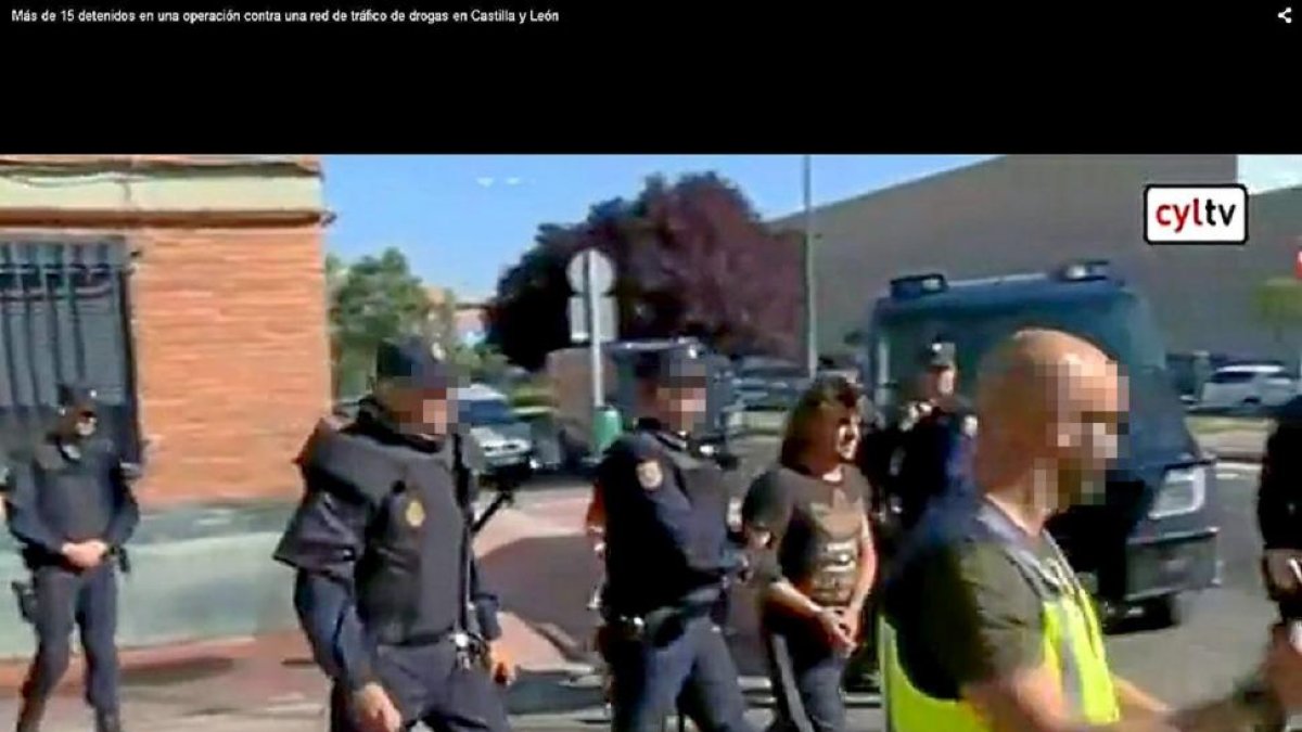 Momento de la detención en Valladolid, el pasado junio, de uno de los implicados en ‘Operación Yogur’ .-La 8 Valladolid