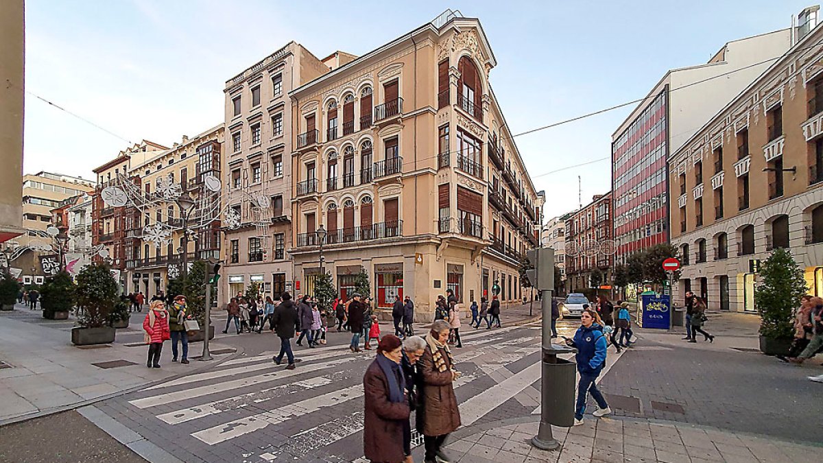 Transeúntes por la calle Santiago de Valladolid en una foto de archivo. PHOTOGENIC