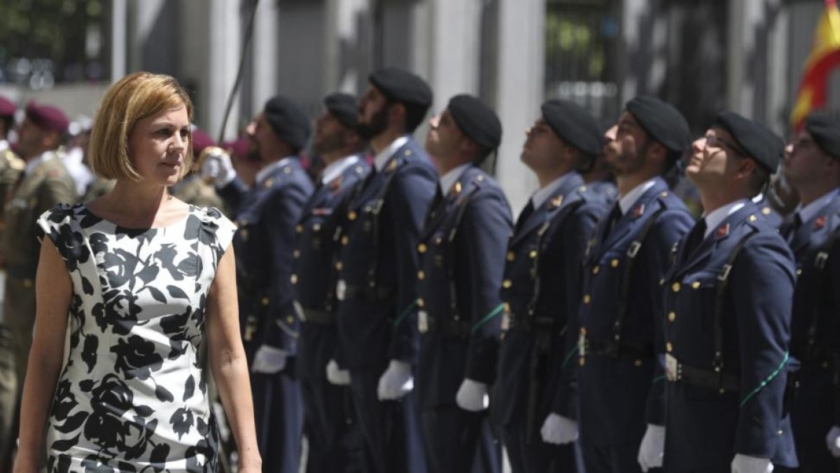 La titular de Defensa, María Dolores de Cospedal, el pasado julio, pasa revista durante un acto para celebrar el 40º aniversario de la creación del ministerio. /-J. J. GUILLÉN