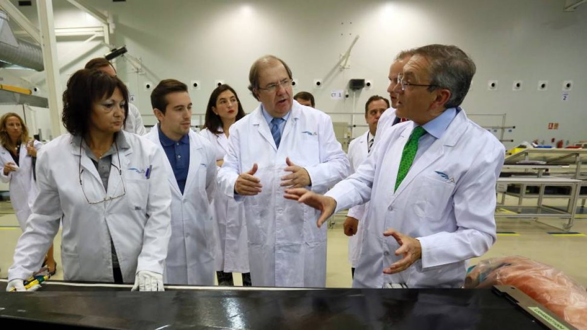El presidente de la Junta de Castilla y León, Juan Vicente Herrera, visita la compañía Aciturri. Junto a él, el presidente del grupo Aciturri, Ginés Clemente-Ical