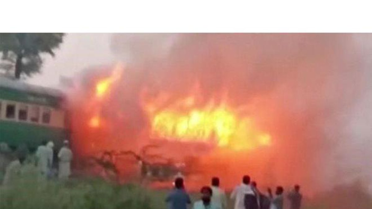 Tren accidentado en llamas en Rahim Yar Khan (Pakistán).-ASGHAR BHAWALPURI