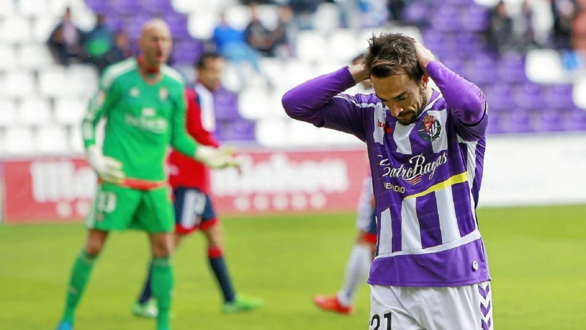 Guzmán se lamenta tras una buena ocasión desbaratada por el portero de Osasuna, a la izquierda, cuando el marcador reflejaba el 0-0 inicial.-J. M. Lostau