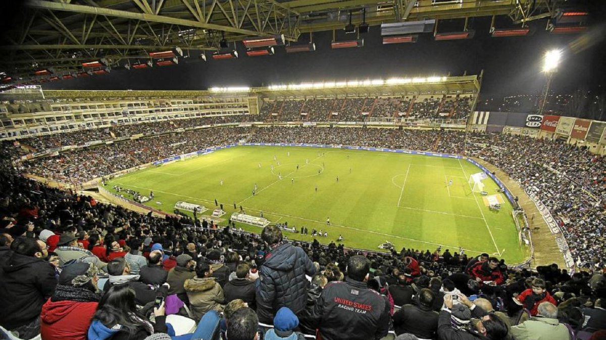 Aficionados observan un partido desde la grada del estadio Zorrilla.-J. M. LOSTAU