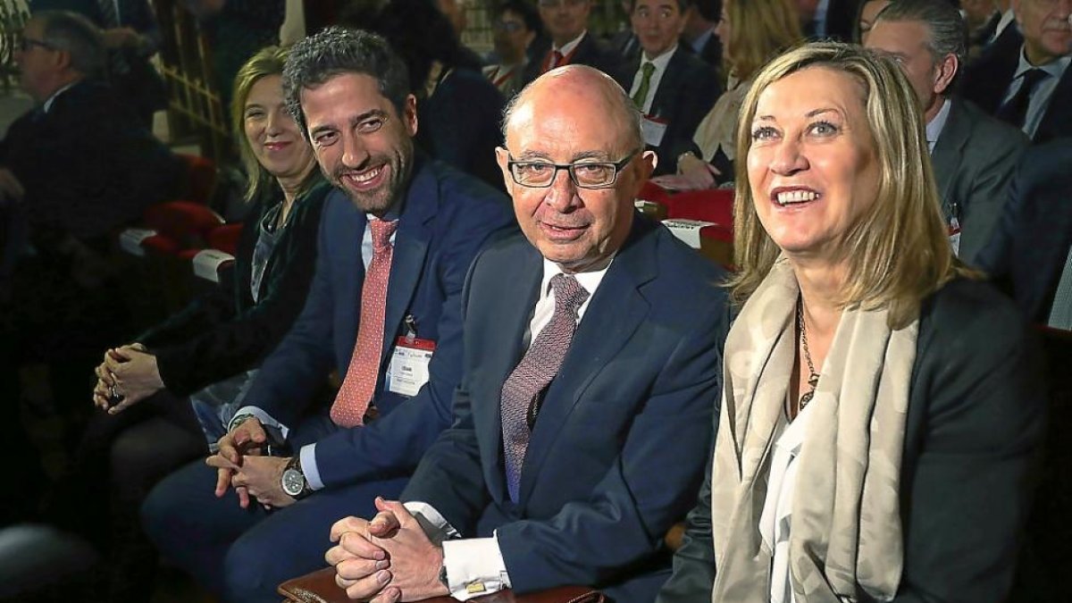César Pontvianne, Cristóbal Montoro y Pilar del Olmo, en la Asamblea Anual de Socios de Empresa Familiar.-ICAL