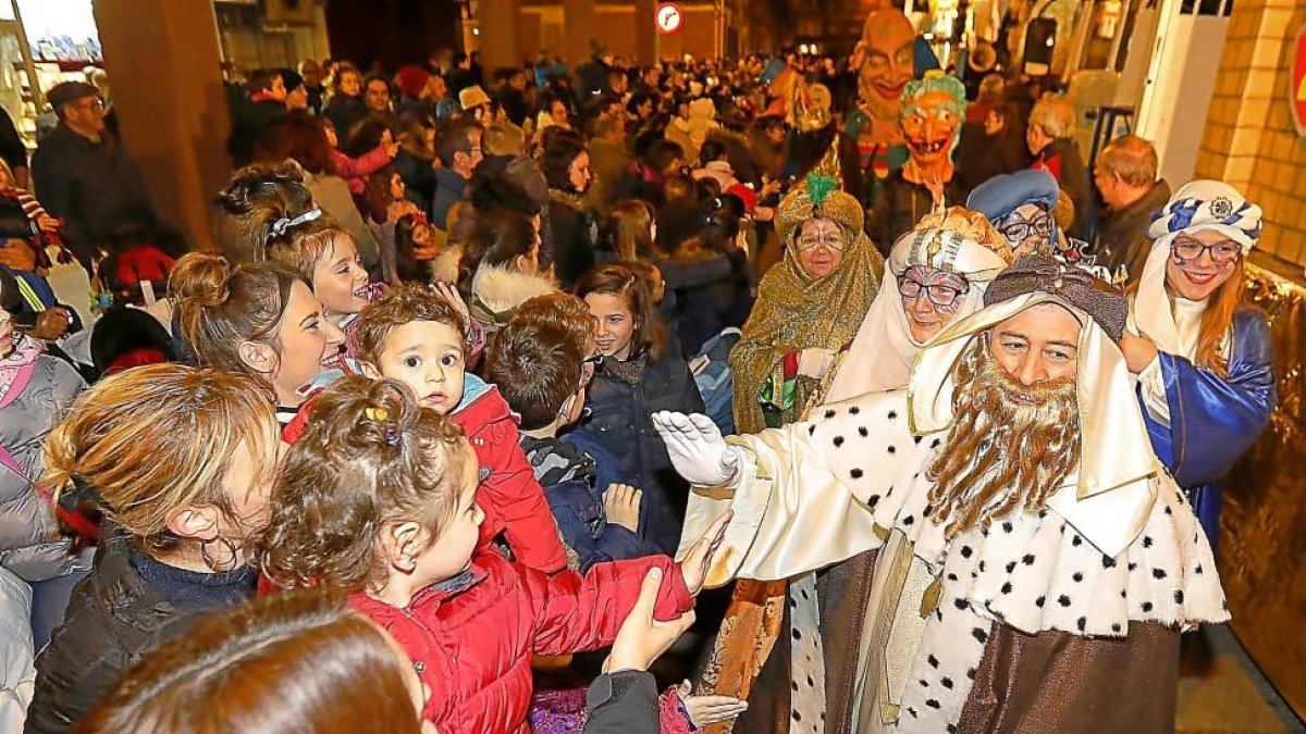 Los Reyes Magos recorrieron ayer las calles de Pajarillos acompañados por sus vecinos.-J. M. LOSTAU