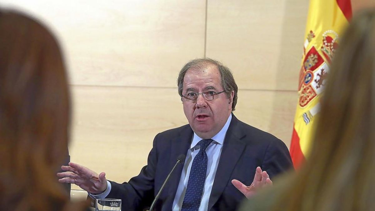 Juan Vicente Herrera ayer en las Cortes durante la firma del Acuerdo de Reindustrialización.-ICAL