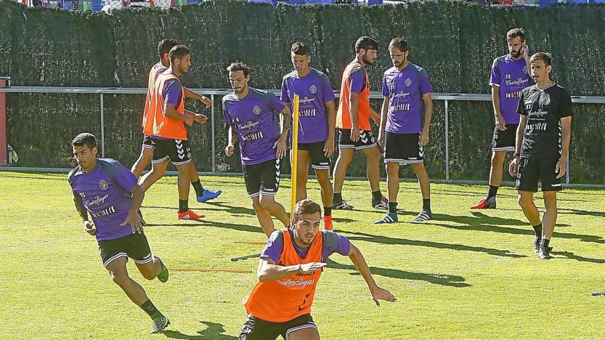 Joan Jordán, en primer plano, durante el entrenamiento de ayer en los Anexos.-J. M. LOSTAU