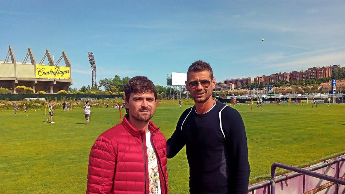 La mejor prueba para el Real Valladolid de que cualquier tiempo pasado fue mejor, reside en la visita de dos de sus ex de la etapa de Primera. Tote (izq.) y Bizzarri vieron el entrenamiento junto a sus ex compañeros Torres Gómez y Javi Jiménez.-A. ALVARADO
