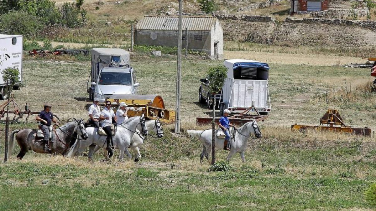 Un grupo de caballistas, en la romería celebrada en el prado municipal.-I.P