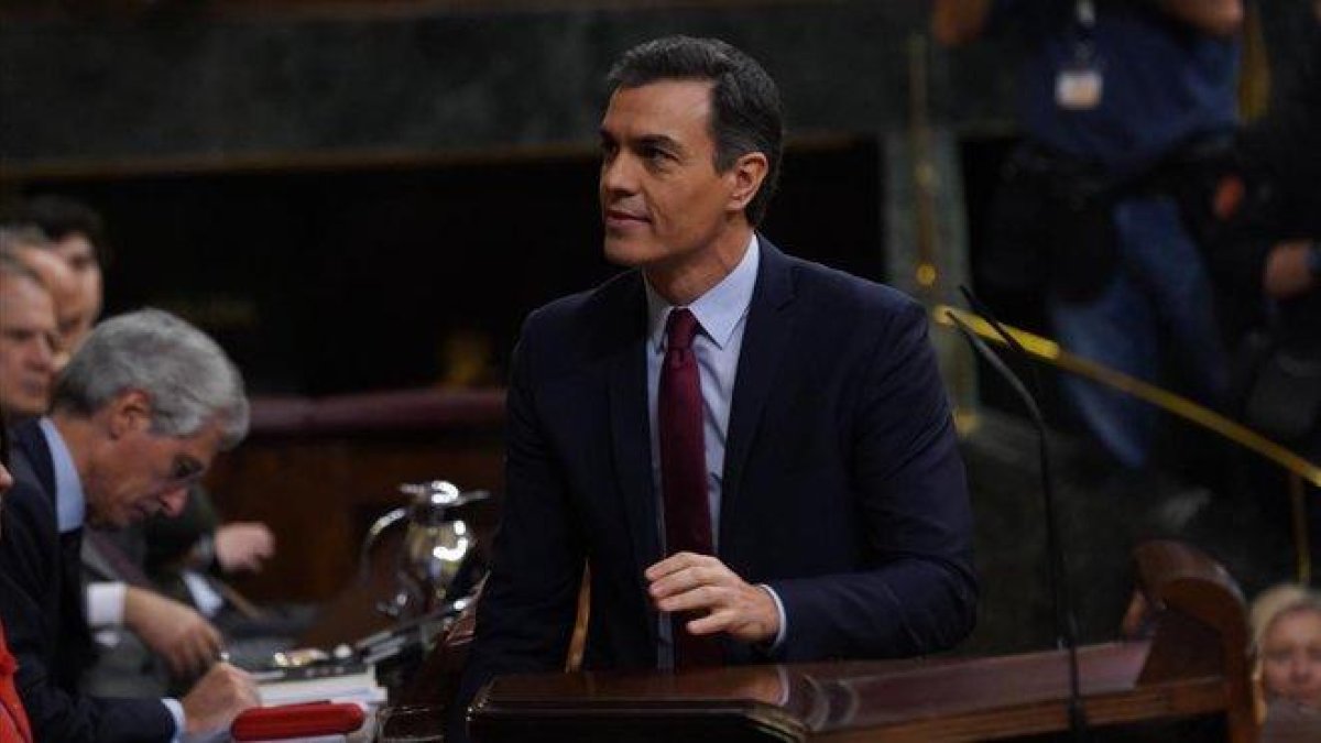 El presidente del Gobierno en funciones Pedro Sánchez en el hemiciclo del Congreso.-DAVID CASTRO