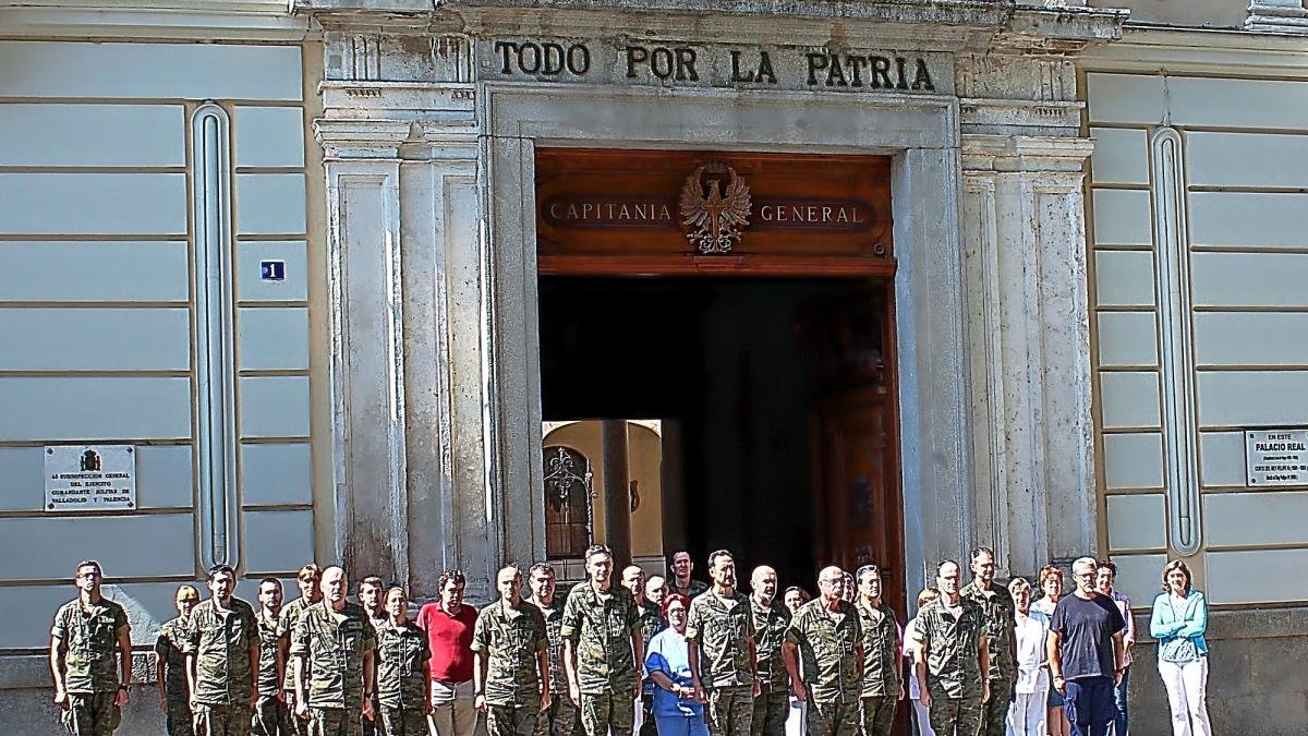 Personal del Palacio Real de Valladolid durante el minuto de silencio guardado a su puerta.-EL MUNDO
