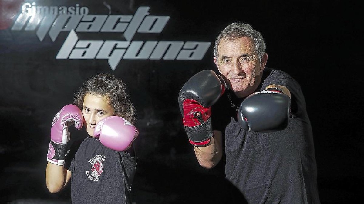 Jana Villacorta y Emilio Antón lanzan un directo antes de comenzar un entrenamiento en el gimnasioImpacto, donde entrenan.-PABLO REQUEJO