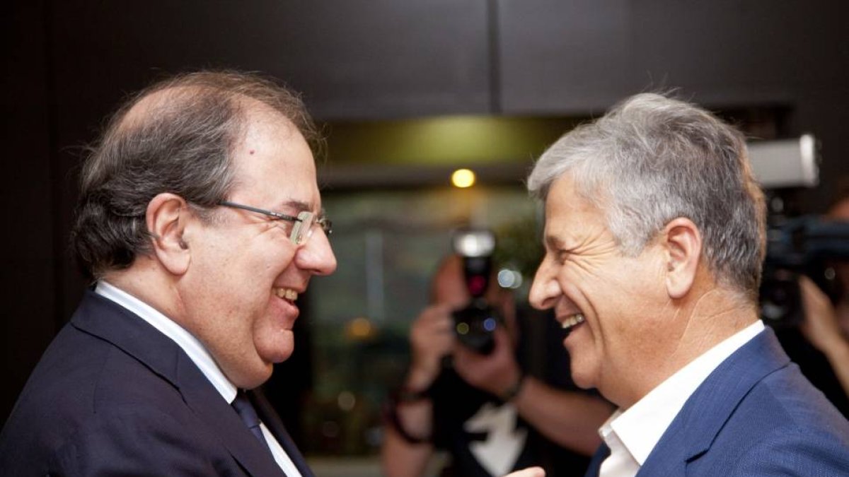 El presidente de la Junta, Juan Vicente Herrera, saluda al actual secretario general, Julio López, que no vuelve a presentarse a la reelección, en el VI Congreso Regional de UPA Castilla y León-ICAL