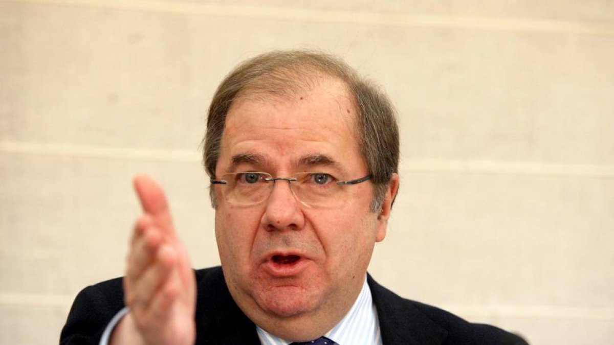 El presidente de la Junta de Castilla y León, Juan Vicente Herrera, durante la firma de varios acuerdos dentro del Diálogo Social-Ical