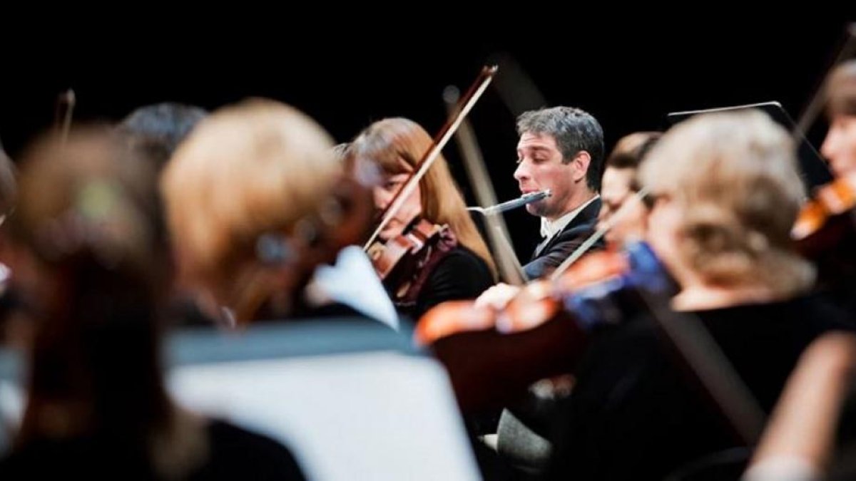 Músicos interpretando obra.-Imagen escogida de la página http://straussorchestra.wixsite.com.