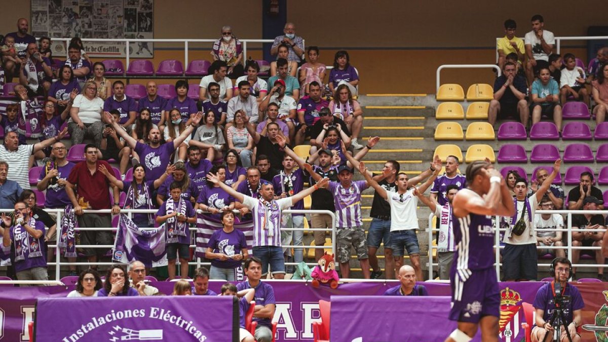 Varios aficionados animan en Pisuerga en un partido de la pasada temporada. / RV / I. SOLA