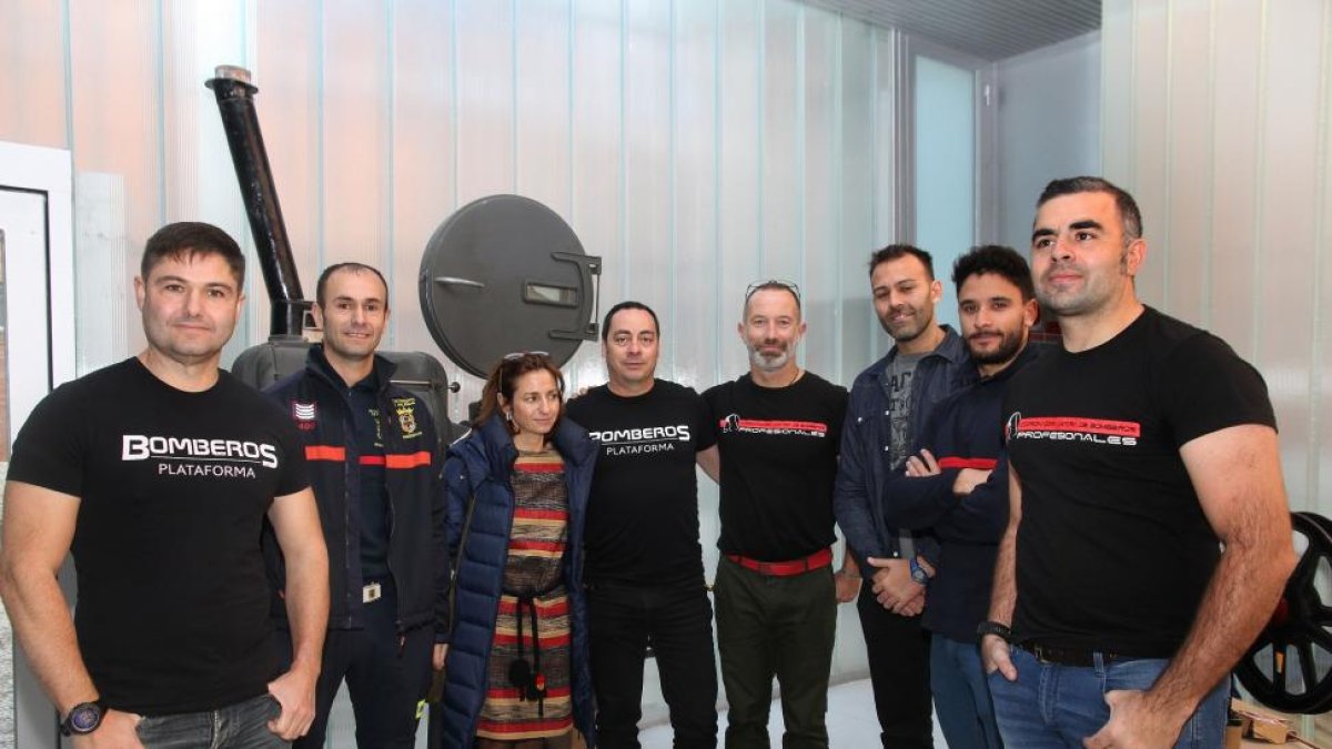 El presidente entrante de la Plataforma, Julio Gutierrez Hermoso (2D), el presidente actual, José Ignacio García Rubio (I); el presidente nacional de la Plataforma, David Herrero (D); y la concejal de Bomberos, Paloma Rivero-BRAGIMO/ ICAL