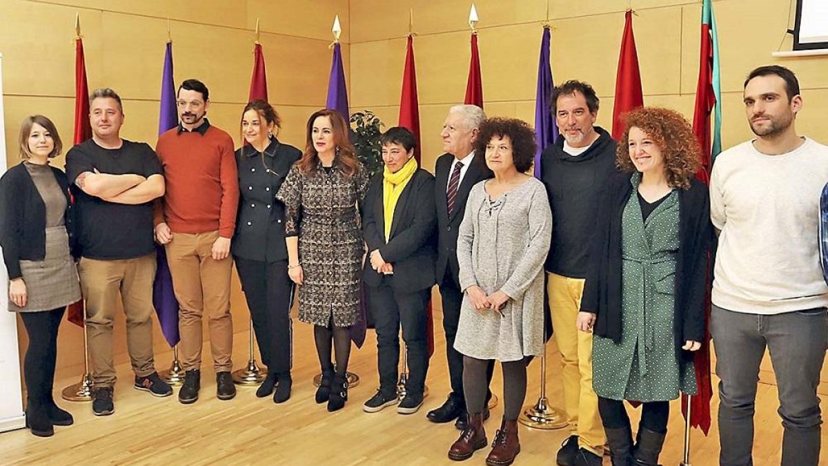 Ángela Soriano, David Palacín, Jonathan Notario, Ana María Marcos, Silvia Clemente, Amalia Iglesias, Luis Bassat, Nieves Correa, Alberto Crespo, Cristina R. Vecino y Raúl Lorenzo, ayer, en las Cortes.-MIRIAM CHACÓN - ICAL