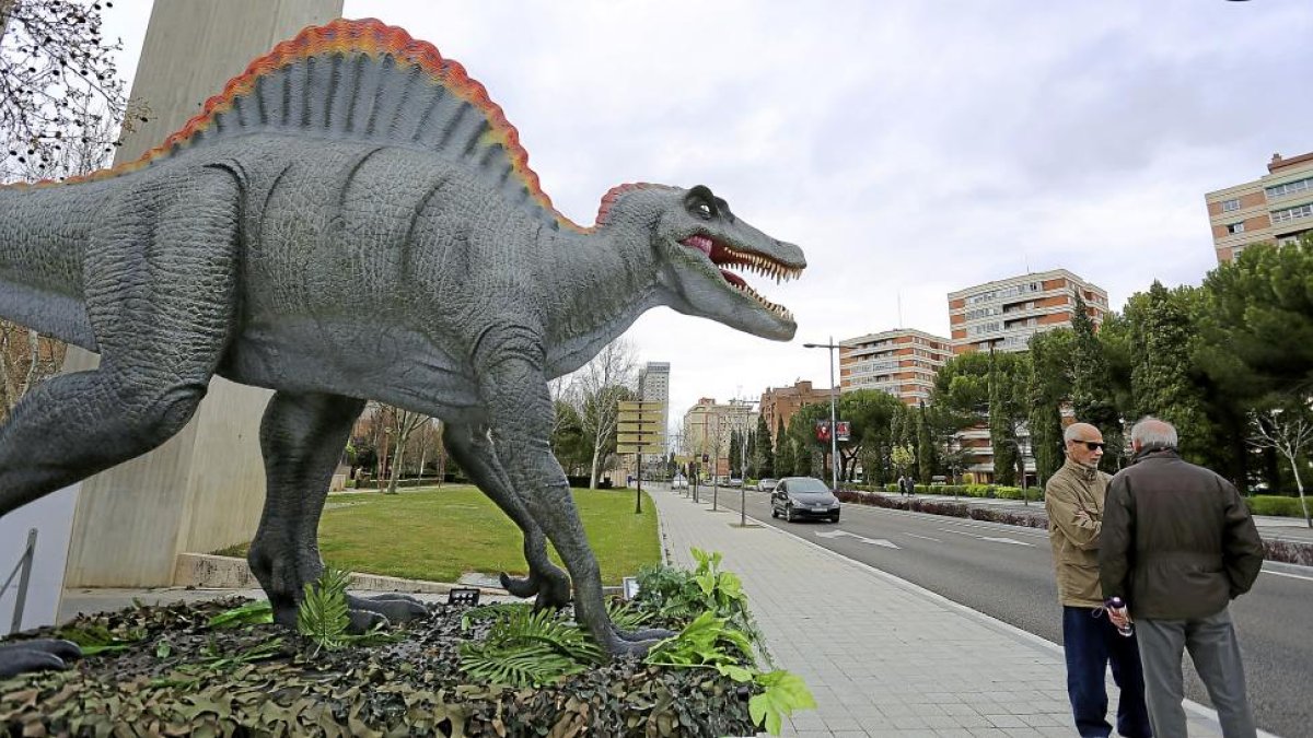 Réplica a tamaño natural de un dinosaurio en la avenida Salamanca de Valladolid, imagen de archivo.- E.M.