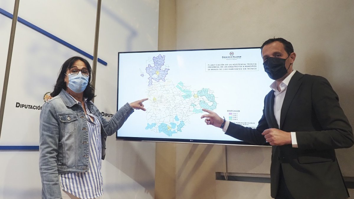 El presidente de la Diputación de Valladolid, Conrado Íscar, presenta en la Sala de Recepciones del Palacio de Pimentel, el nuevo Servicio de Asistencia Urbanística presencial para los ayuntamientos de la provincia. - E.M.