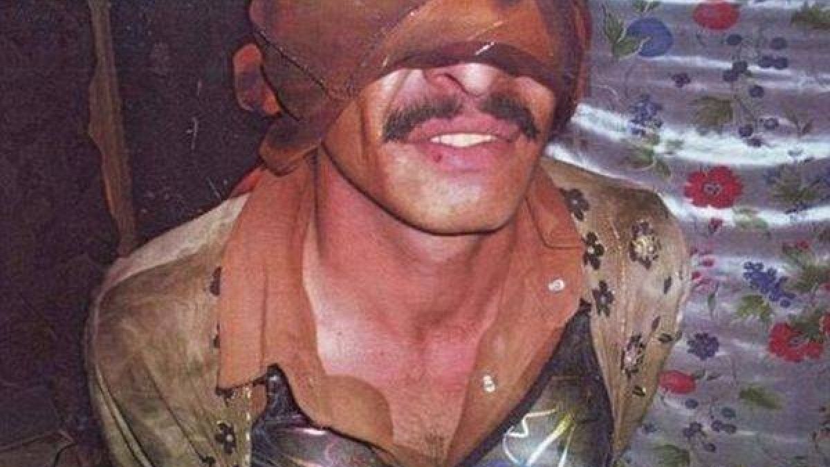 Un miliciano yihadista vestido con un sujetador es descubierto por el ejército iraquí.-