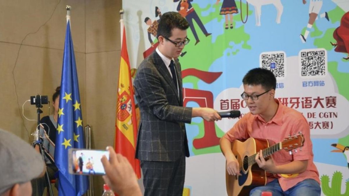 Pablo, aspirante a participar en el concurso de español de la cadena estatal China, interpreta una canción con su guitarra durante el cásting-RAFAEL CANAS
