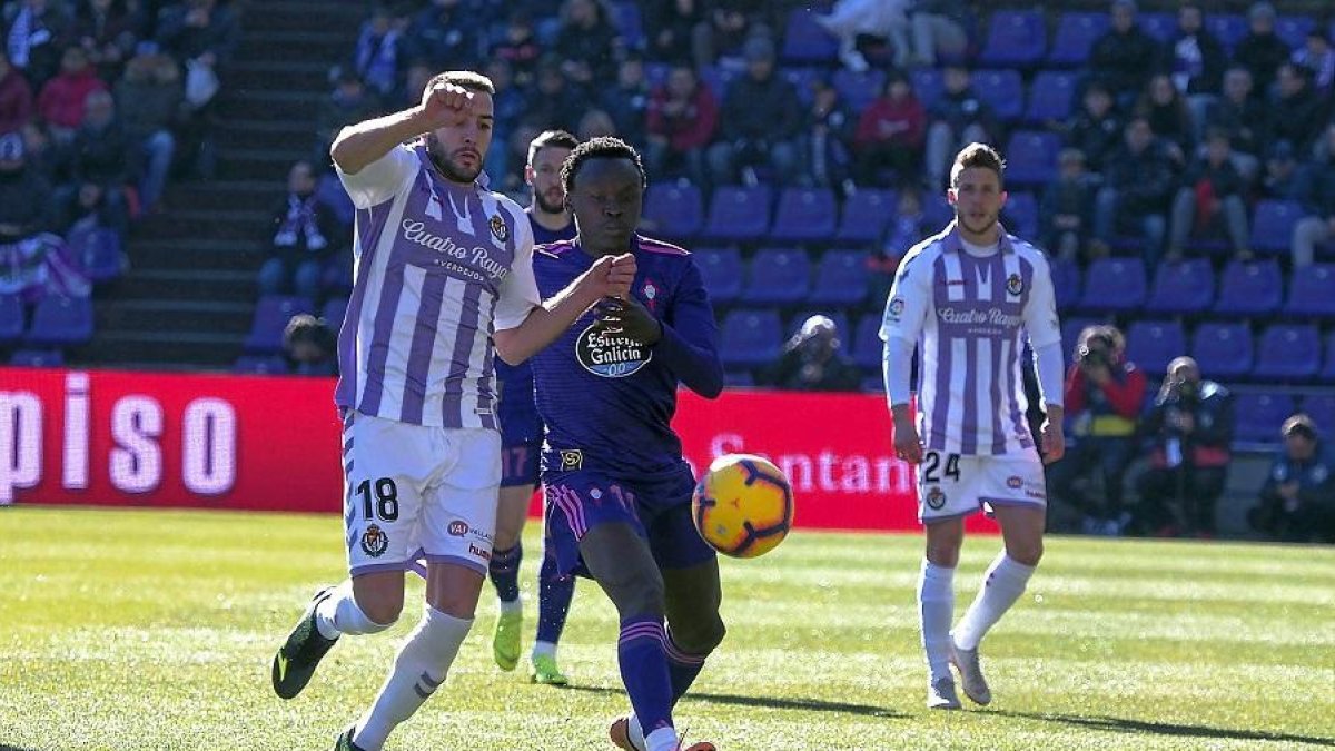Antoñito lucha por un balón con Pione Sisto en el partido de la pasada campaña contra el Celta.-PABLO REQUEJO