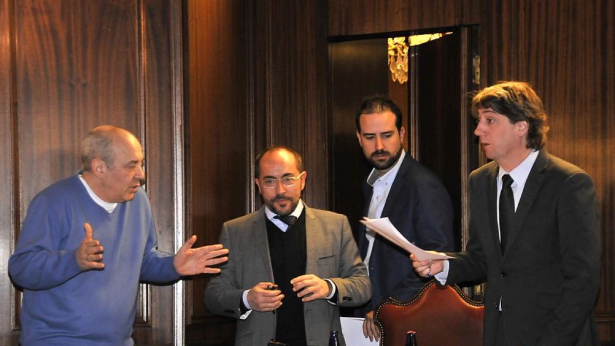 nstante en el que García (IU) entrega la contramoción al alcalde en presencia de Rey.-VALENTÍN GUISANDE