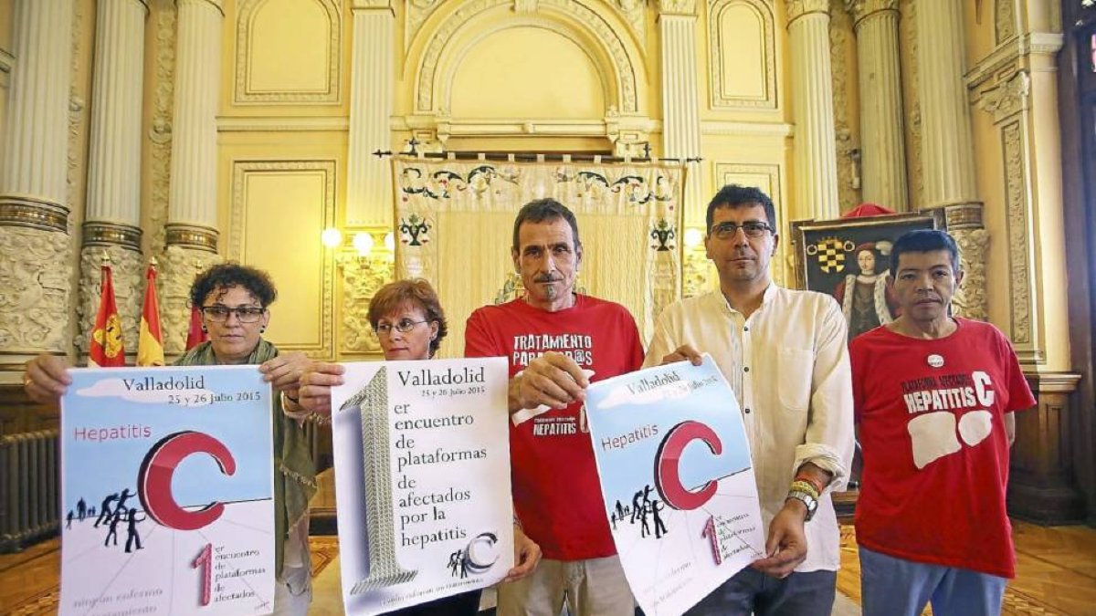 Afectados por hepatitis C junto a la concejala de Servicios Sociales y el concejal de Participación Ciudadana.-E.M