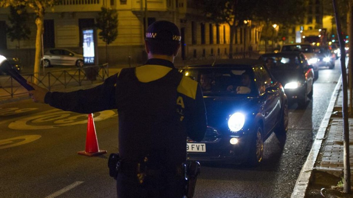 Policía realizando un control.-ÁNGEL NAVARRETE
