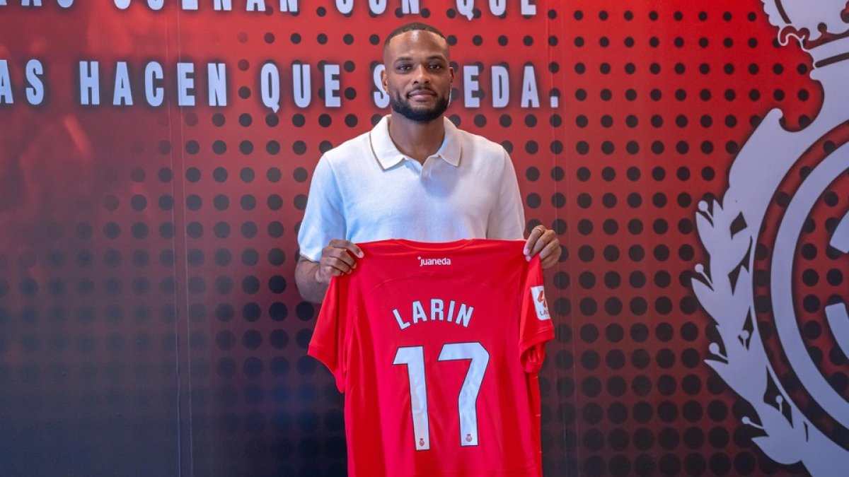 Larin con la camiseta del Mallorca. / RCD Mallorca