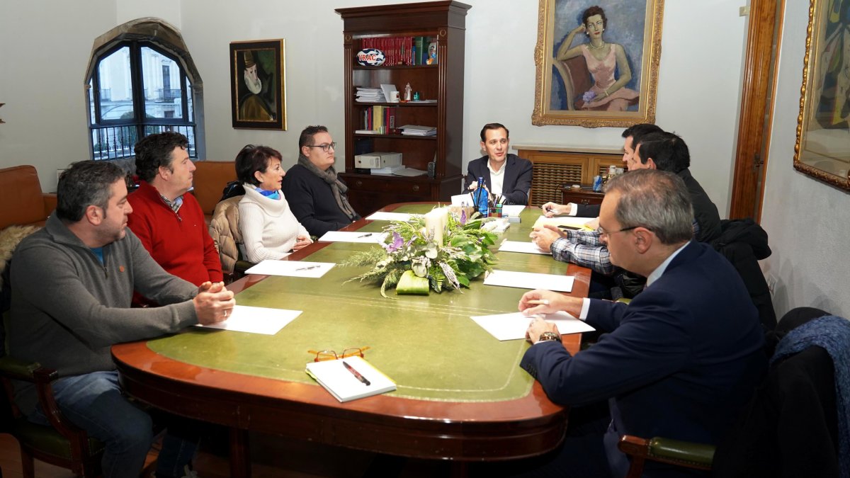 ICAL - El presidente de la Diputación de Valladolid, Conrado Íscar, se reúne
con alcaldes de la provincia de Valladolid - ICAL