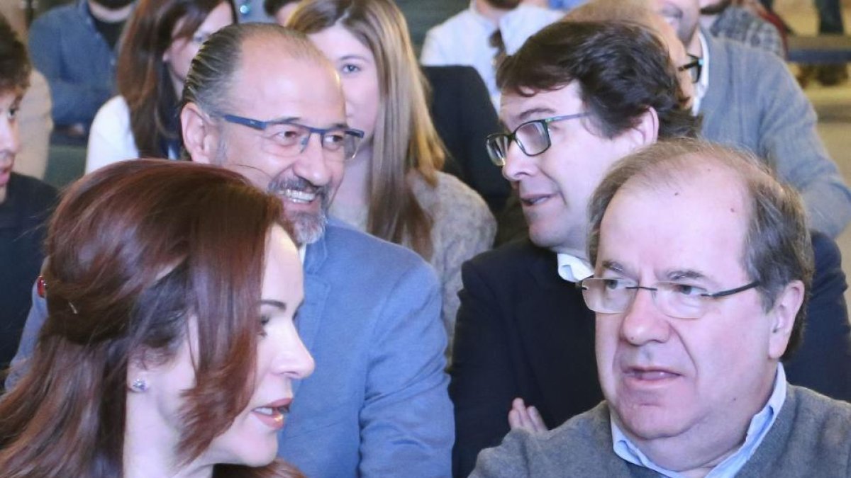 Luis Fuentes, detrás de Herrera y Clemente, dialoga con Fernández Mañueco-ICAL