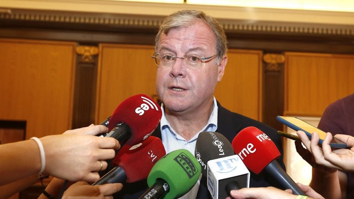 Silván atiende a los medios de comunicación.-ICAL