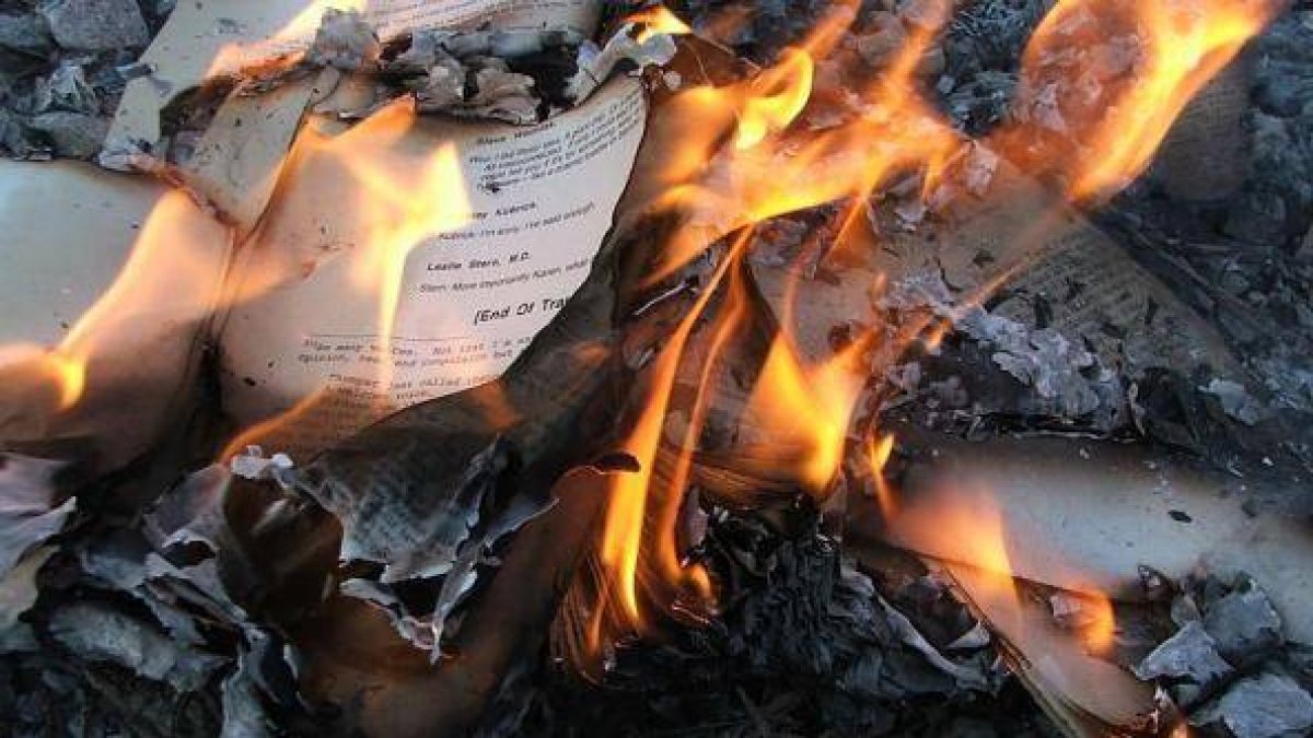 El Estado Islámico quema los libros de la biblioteca y de las librerías de Mosul.-Foto: YOUTUBE