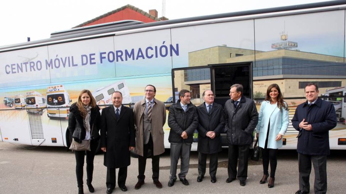 El gerente regional de Salud, Eduardo García Prieto; el consejero delegado de Ambuibérica, Carlos Magdaleno; y los consejeros de Economía, Tomás Villanueva y Educación, Juan José Mateos, entre otros-Ical