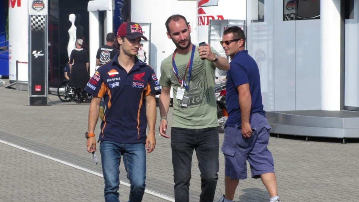 Un aficionado se hace una foto con Dani Pedrosa cuando el piloto catalán acudía a la reunión de Assen.-EMILIO PÉREZ DE ROZAS