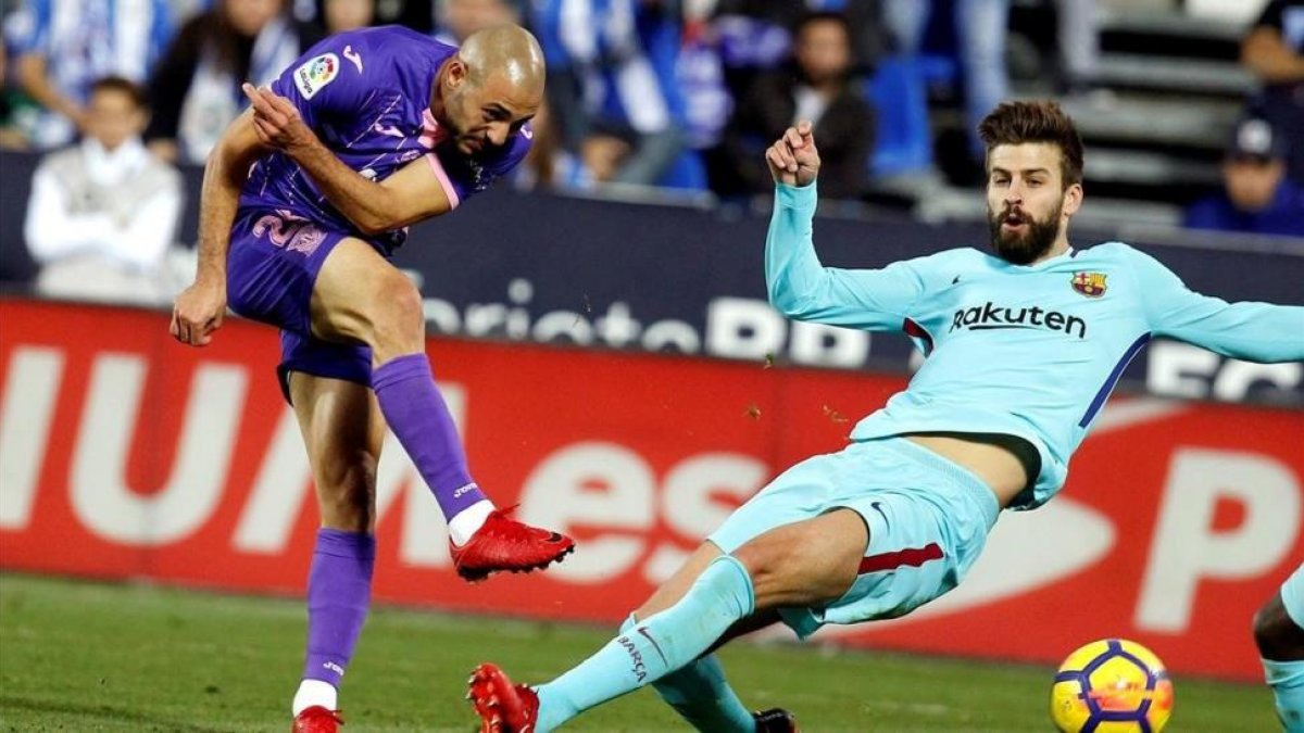 Amrabat y Piqué disputan un balón en campo del Leganés.-EFE / JAVIER LOPEZ HERNANDEZ