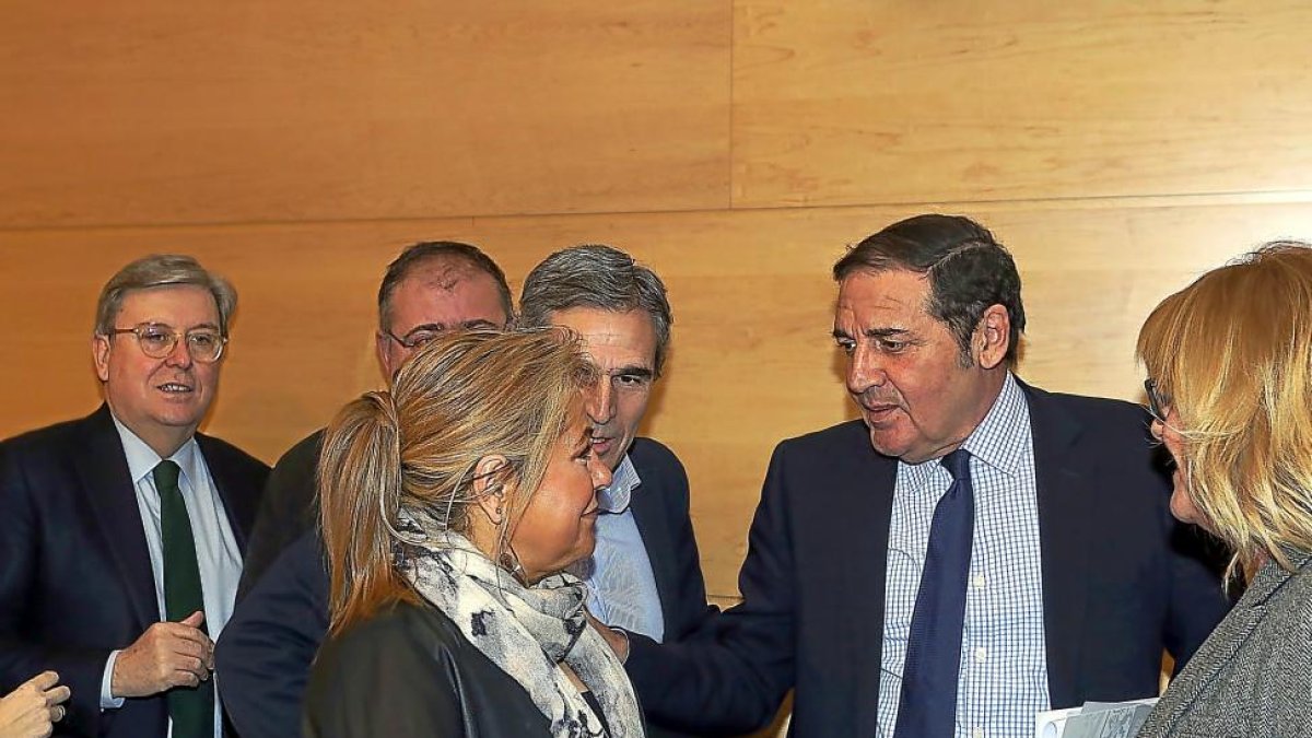 El consejero de Sanidad, Antonio María Saéz Aguado, saluda a la procuradora ‘popular’ Rosa Valdeón.-ICAL