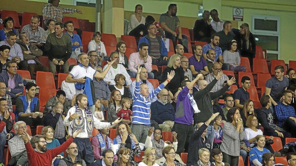 Aficionados del BMAtlétioco Valladolid en un partido de División de Honor Plata esta temporada.-J.C. Castillo