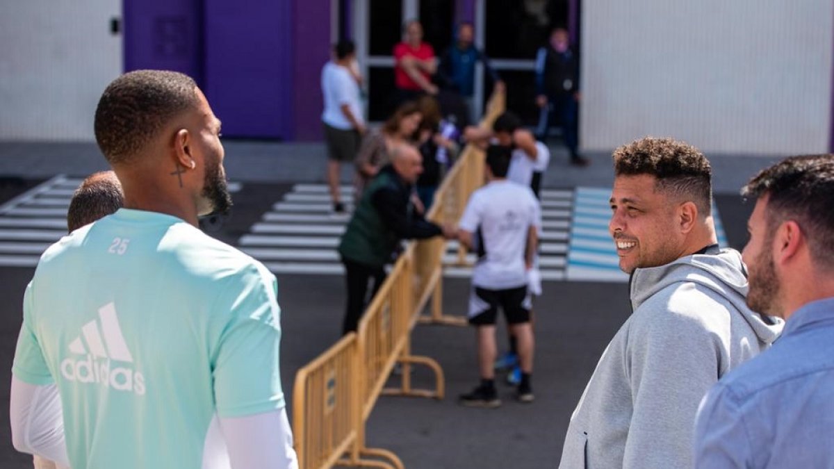 Ronaldo se personó en el entrenamiento del Real Valladolid para dar su apoyo al equipo. / RVCF