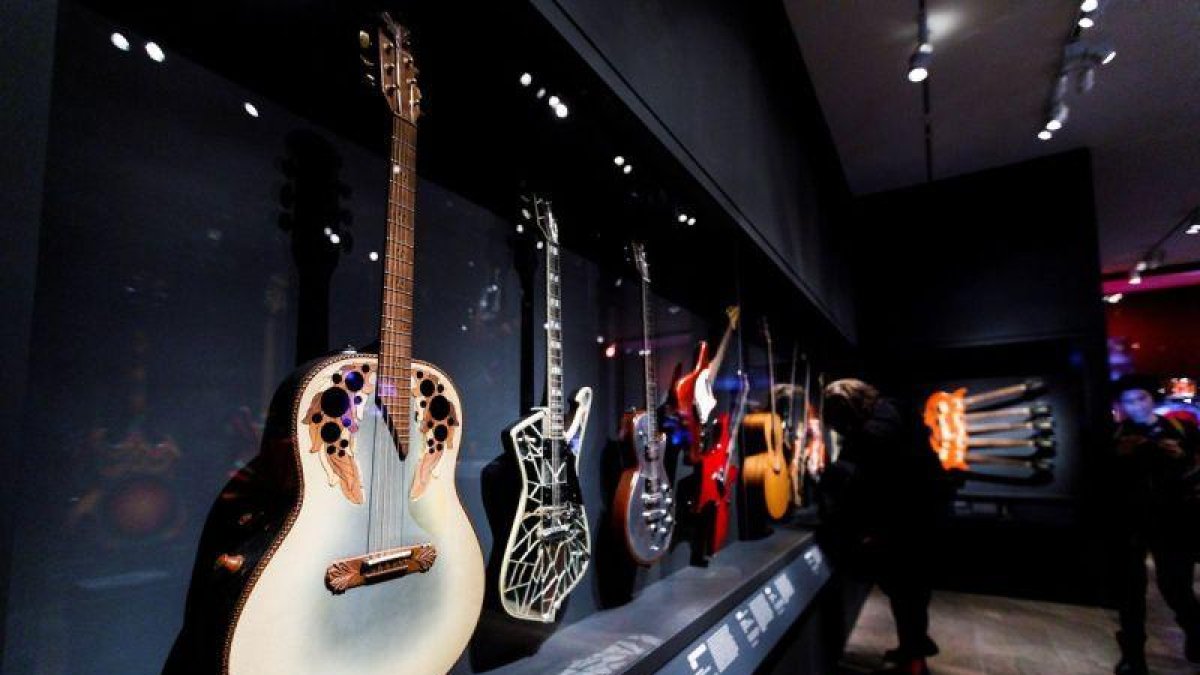 La exhibición reúne al menos 130 instrumentos de los rockeros más influyentes de las últimas ocho décadas.-EFE