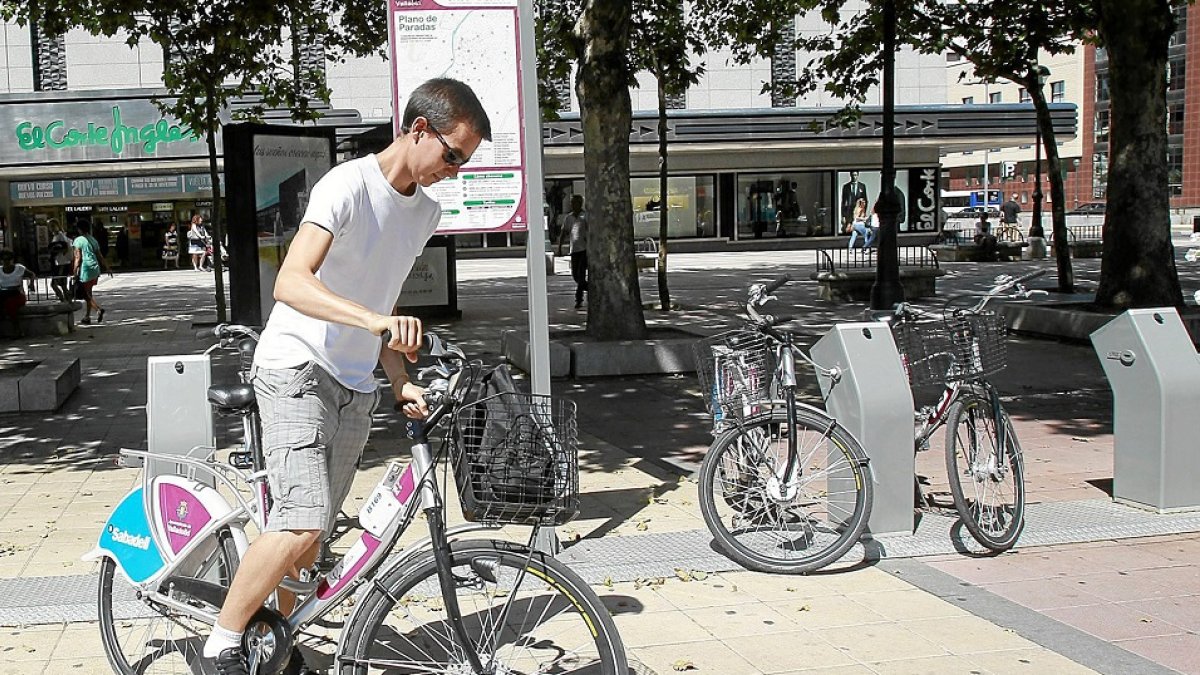 Una de las peticiones versa sobre la implantación de un nuevo sistema público de alquiler de bicicletas. J.M. LOSTAU