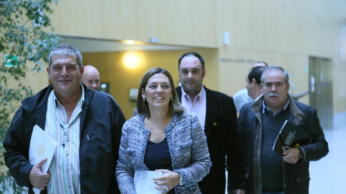 La consejera de Agricultura y Ganadería, Milagros Marcos, firma un protocolo de colaboración con la Asociación de Artesanos Alimentarios de Castilla y León. En la imagen junto al presidente Ever Macias-Ical
