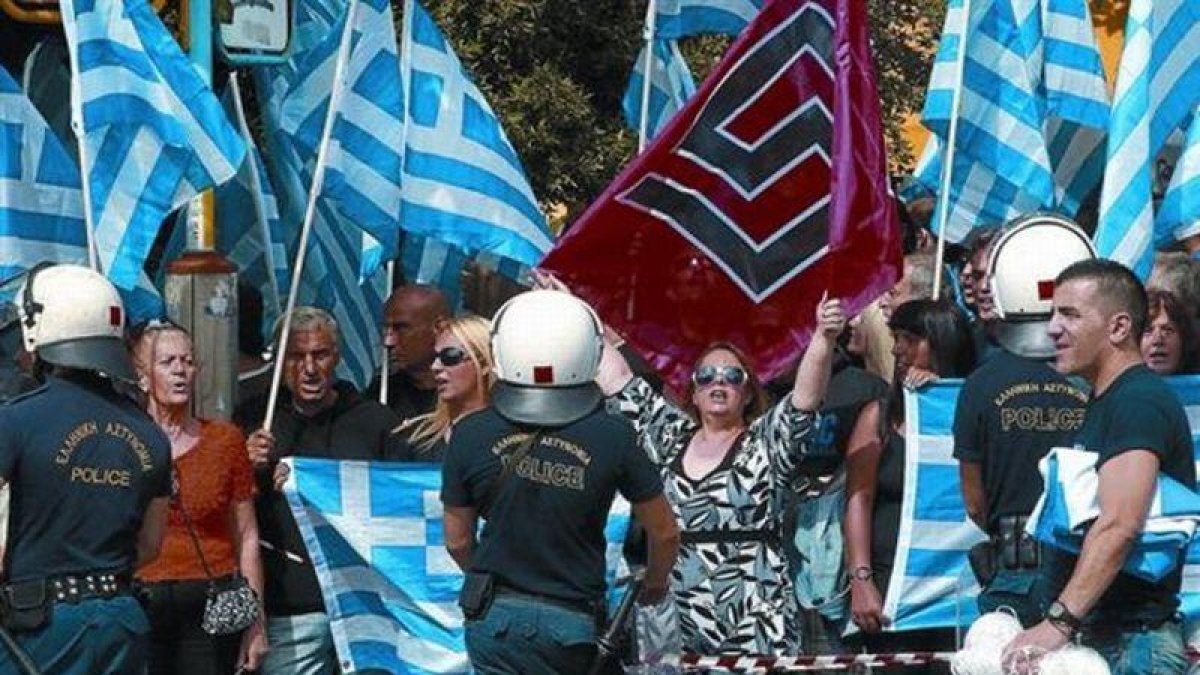 Manifestación de seguidores ultras de Amanecer Dorado, en Atenas.-EFE / SIMELA PANTZARTZI