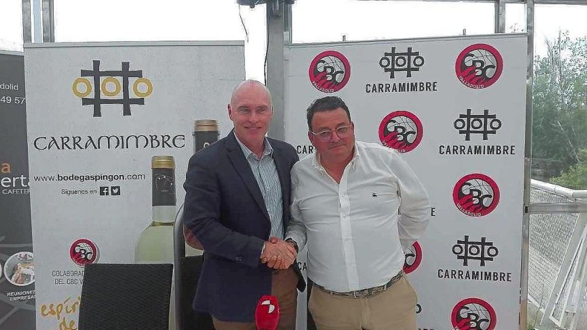 Mike Hansen junto a Óscar Mendiluce.-EM