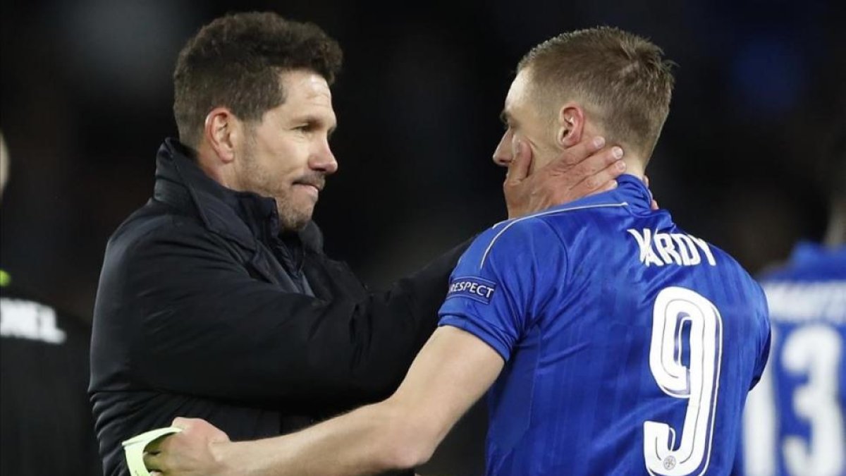 Simeone consuela a Vardy al término del Atlético-Leicester del martes pasado.-REUTERS / CARL RECINE