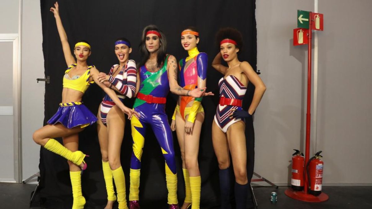 Mario Vaquerizo junto al resto de modelos con bañadores de Sardá y cintas de Pablo y Mayaya.-R.G.: SERGIO PÉREZ
